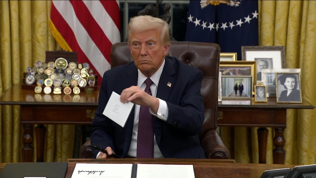 FOTO/ Donald Trump zbulon mesazhin që i la në zyrë Joe Biden Letra Trumpi