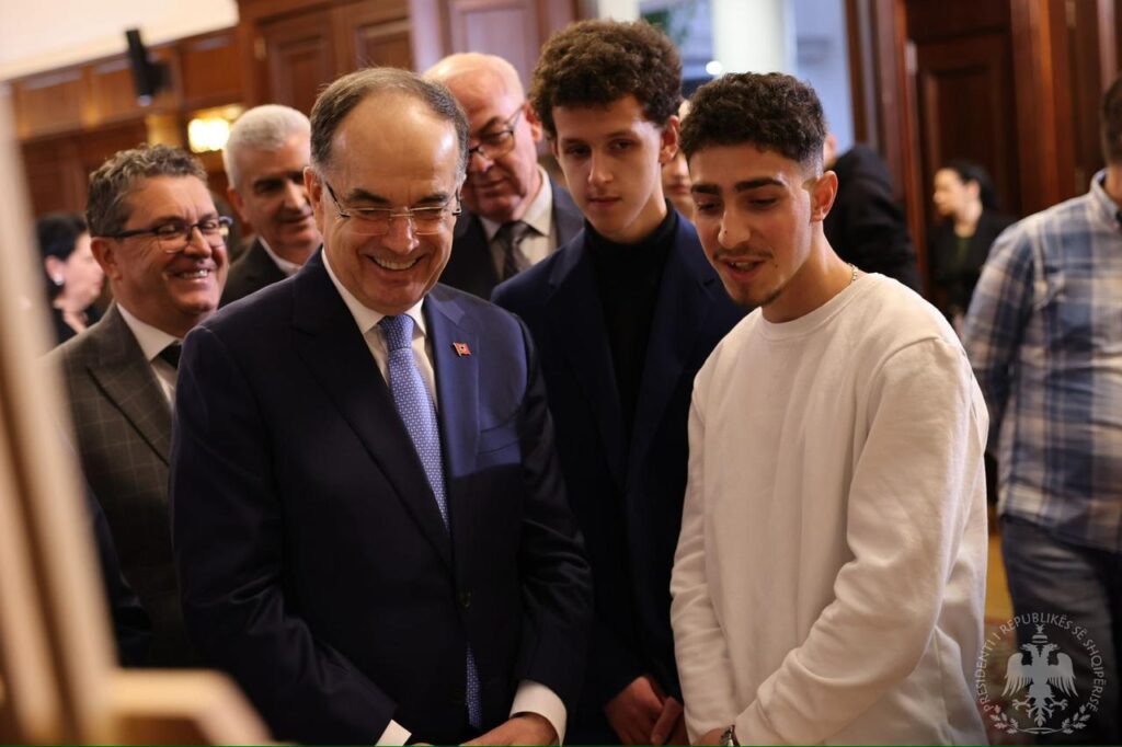 ''Një copëz arti'' nga Tetova në Presidencë, Begaj: Vijoni me ruajtjen dhe promovimin e traditës 4 WhatsApp Image 2025 01 17 at 14.46.14 3