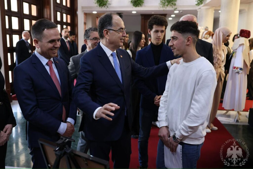 ''Një copëz arti'' nga Tetova në Presidencë, Begaj: Vijoni me ruajtjen dhe promovimin e traditës 3 WhatsApp Image 2025 01 17 at 14.46.14 4