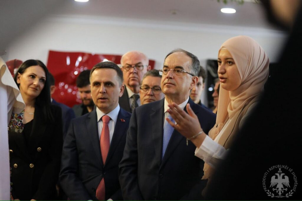 ''Një copëz arti'' nga Tetova në Presidencë, Begaj: Vijoni me ruajtjen dhe promovimin e traditës 1 WhatsApp Image 2025 01 17 at 14.46.15