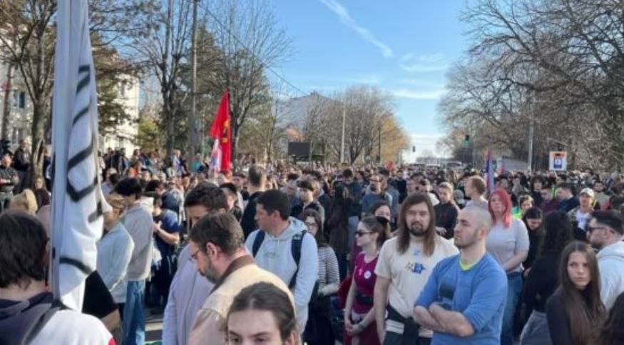 Studentët serbë nisin marshimin nga Beogradi drejt Novi Sadit serbi