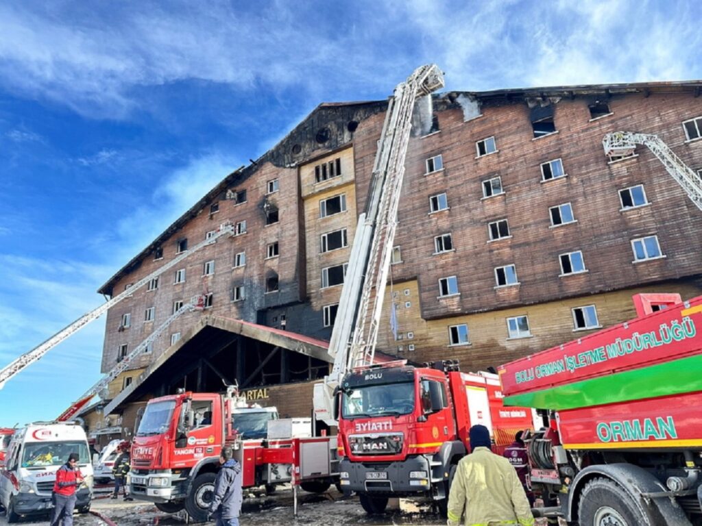 Zjarri në hotel, shkon në 66 numri i viktimave 1 tourkia fotia