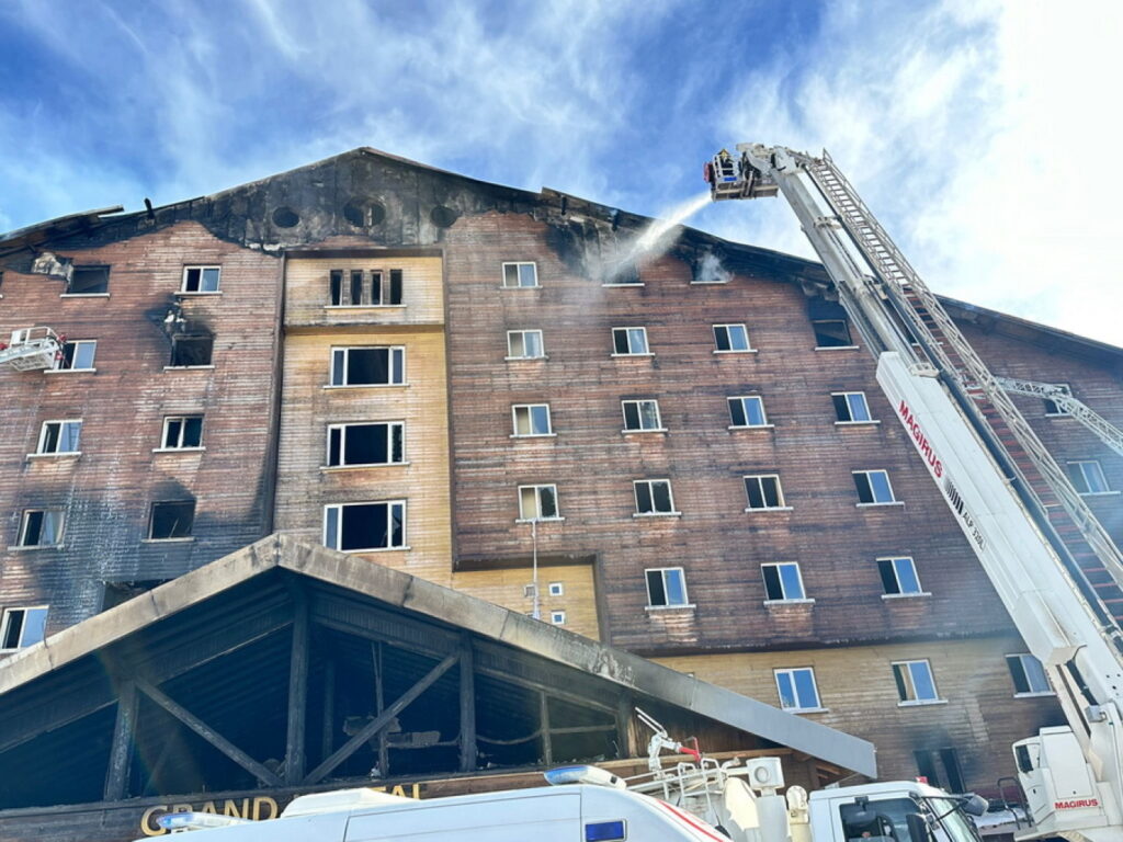 Zjarri në hotel, shkon në 66 numri i viktimave 2 tourkia fotia2
