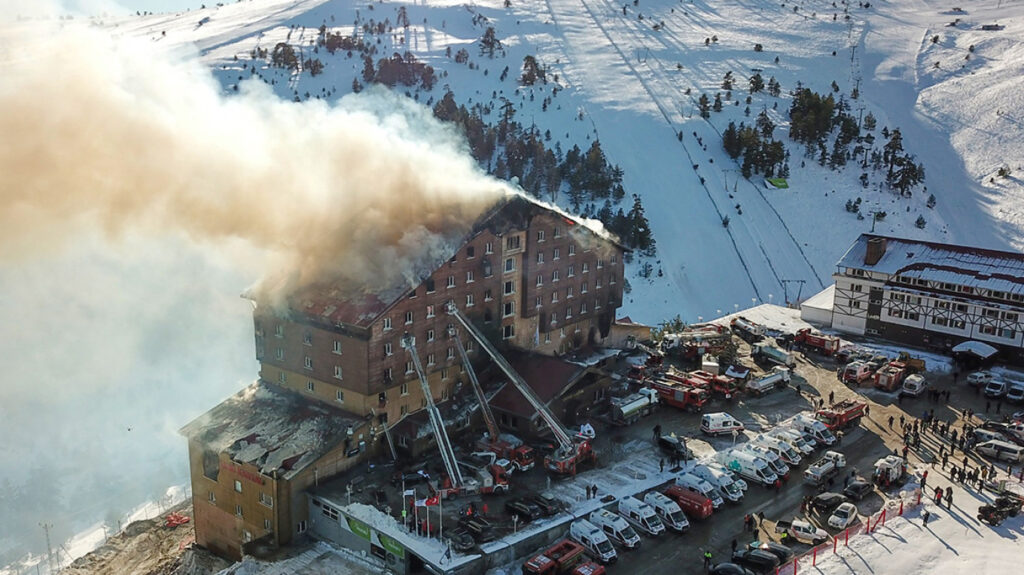 Zjarri në hotel, shkon në 66 numri i viktimave 3 turkeyxrwma