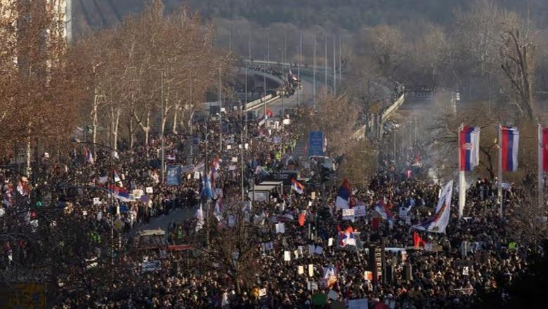Serbi/ Mijëra studentë bllokuan 3 urat në Novi Sad, sot pritet të vendosin nëse protestat do të vijojnë më tej 1738490054 serbi