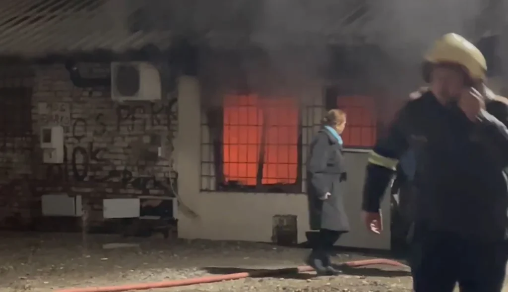 Shkrumbohet banesa në Gramsh, zjarri si pasojë e një ngrohëseje elektrike 4545475454454545454549889
