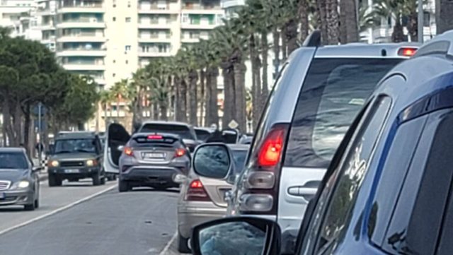 Policia aksion në Vlorë, shoqërohet një person në Lungomare 640 0 1739709200x1fd81192 5b43 457a a534 248026626f2a 770x434 527