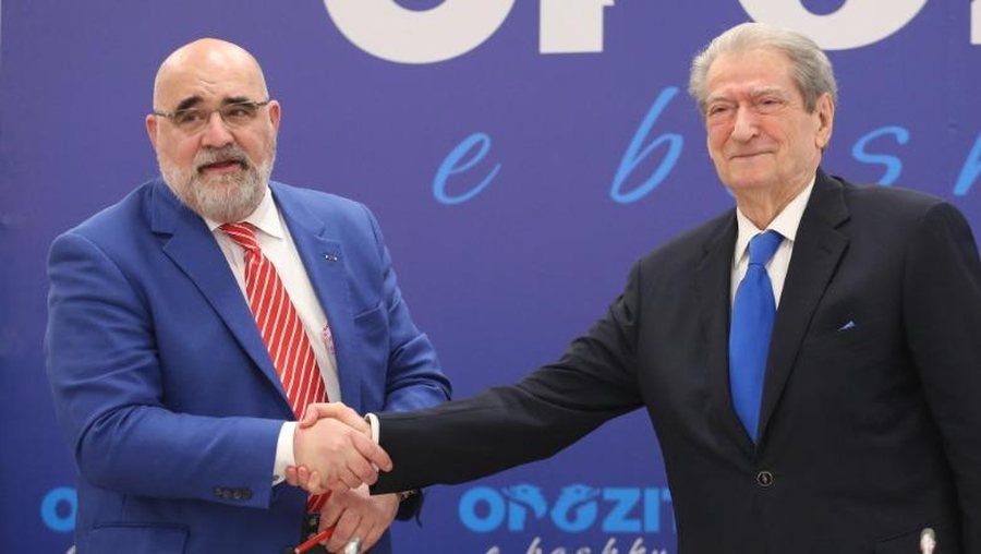Këshilltari amerikan i Berishës i kthen përgjigje gazetës NYT: Po merrem me zgjedhjet, s’po bëj lobim tek Trump 900 0 1739964375x1739187964 christopherlacivitasaliberisha 465