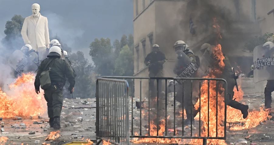 Përshkallëzohet protesta në Athinë, hidhen gurë dhe molotov Capture 38