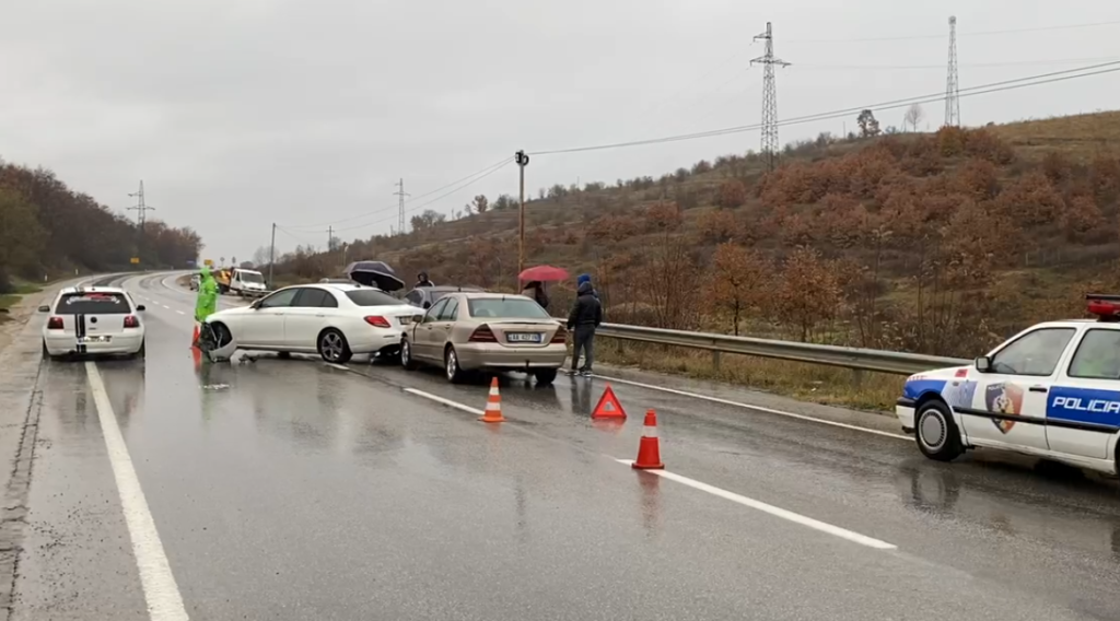 Përplasen makinat në Pogradec, lëndohet një nga shoferët aksident korce