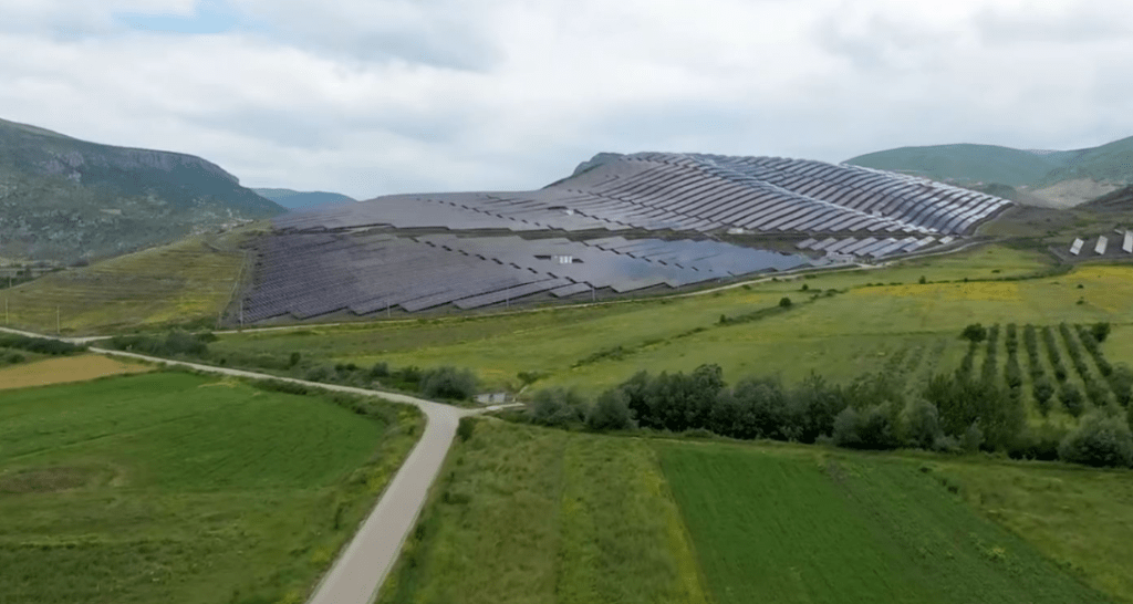 Rama ndan pamjet nga parku foto voltaik në Devoll devoll