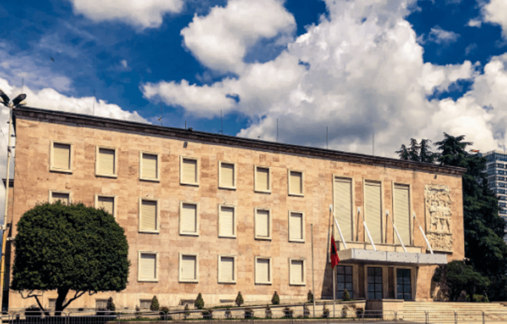 Shkarkohet nga detyra kryetari i Qendrёs Kombёtare tё Kinematografisё kryeministria