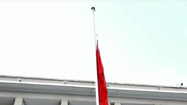 Shqipëria në zi për Papën, Rama anulon takimet e fushatës. Berisha i vijon me një minutë heshtje 1574772822 flamurigjysmeshtize