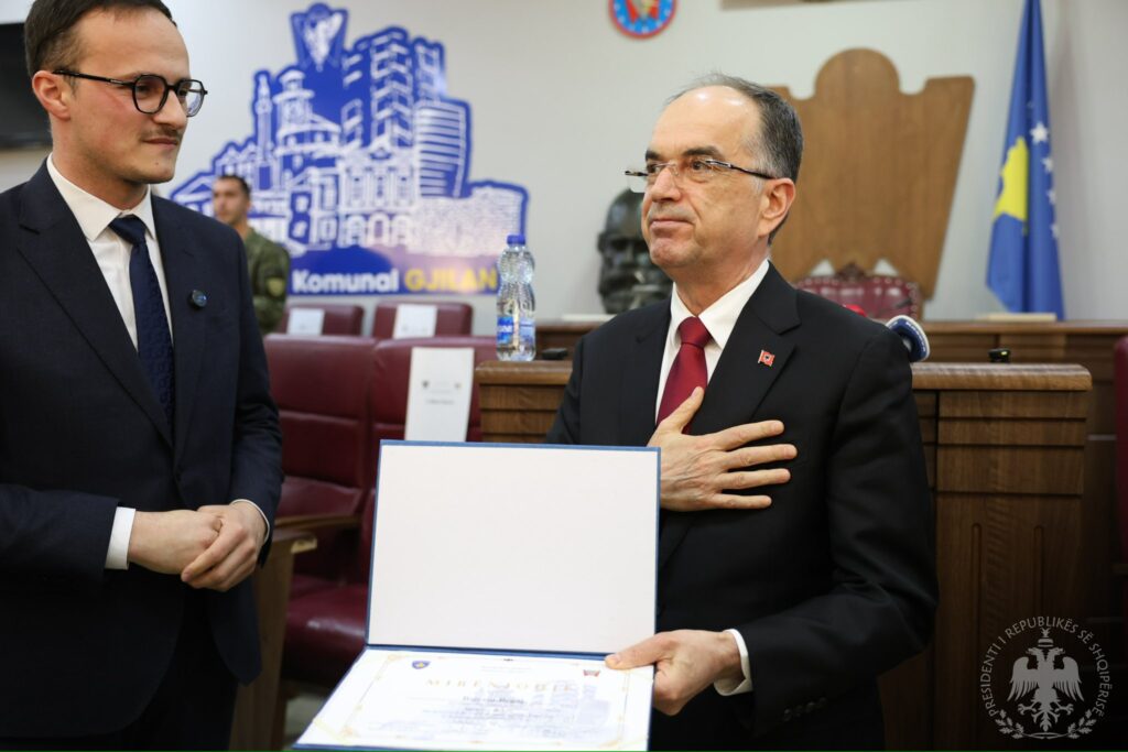 Bajram Begaj shpallet ''Qytetar Nderi'' i Gjilanit, Presidenti: Ky titull u përket gjithë shqiptarëve 6 490132255 641524901986617 6091881756444846758 n