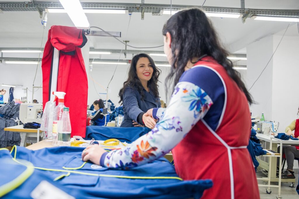 Belinda Balluku në kompaninë fason: I shërben punësimit dhe ekonomisë së qytetit të Lushnjës 491504516 18143572012379257 8690553273653360204 n