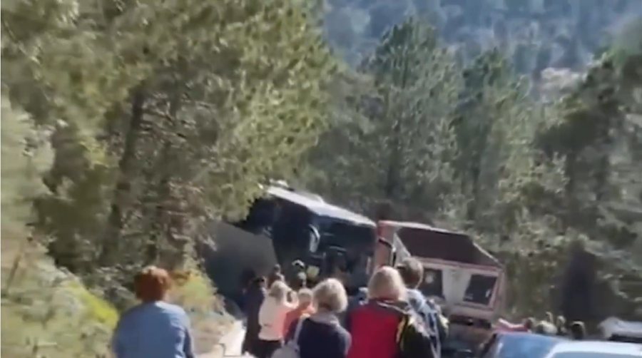 Bllokohet Llogoraja, autobusi përfshihet në aksident me kamionin 900 0 1744218392xscreenshot 11 477