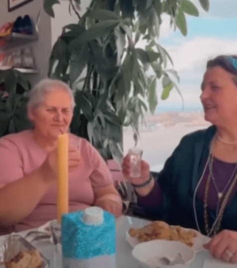 Me raki në dorë, Parashqevi Simaku shijon ushqimet tradicionale shqiptare! 1 parashqevi