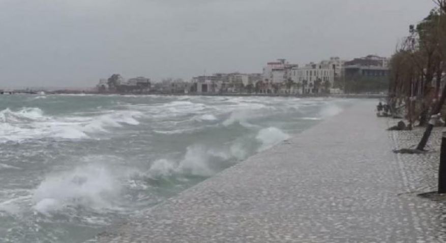 Moti i keq në Vlorë, pezullohet lundrimi i mjeteve të vogla dhe anijeve të peshkimit vlore