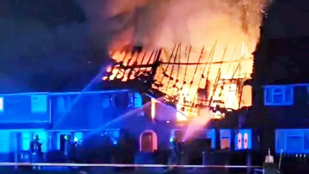 Merr flakë ‘shtëpia e barit’ në Angli, në spital dy shqiptarë nga Tepelena 0 JS367496603 sd