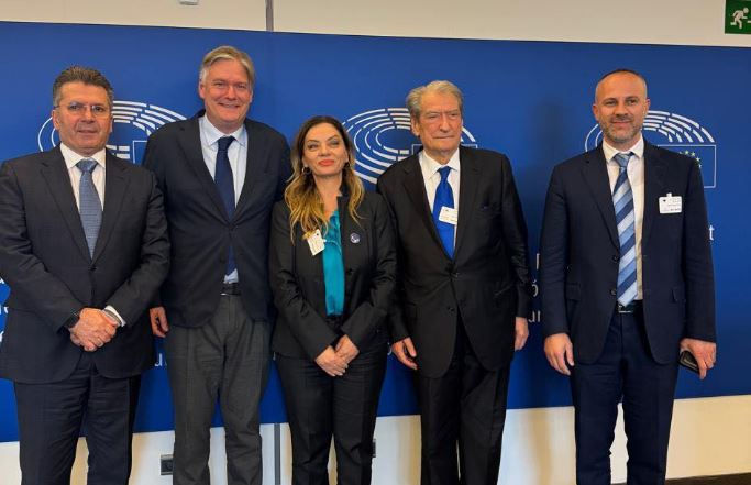 Berisha publikon foto nga Brukseli: Diskutuam për farsën elektorale të 11 majit Sali Berisha1 1