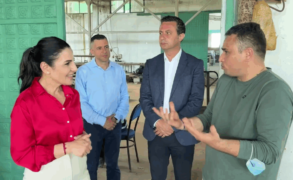 VIDEO/ Balluku viziton fabrikën në Zharrëz të Patosit: Paga dhe kushte dinjitoze pune Screenshot 2025 05 06 164652