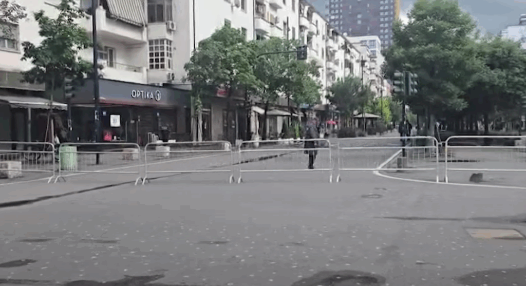 Protesta e PD, policë rrethon zonën me gardh metalik wmremove transformed 2
