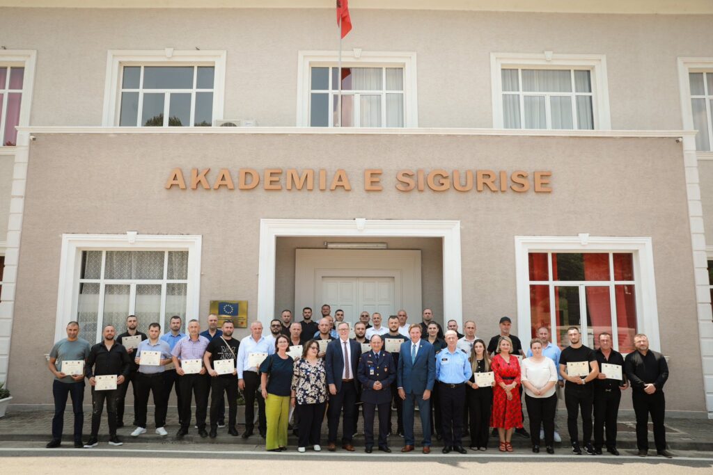 FOTO/ Ambasada e Amerikës: Policia shqiptare po forcon aftësitë kundër krimeve, 33 specialistë përfunduan kursin 6 506395674 1151437310344758 8141871086272984406 n