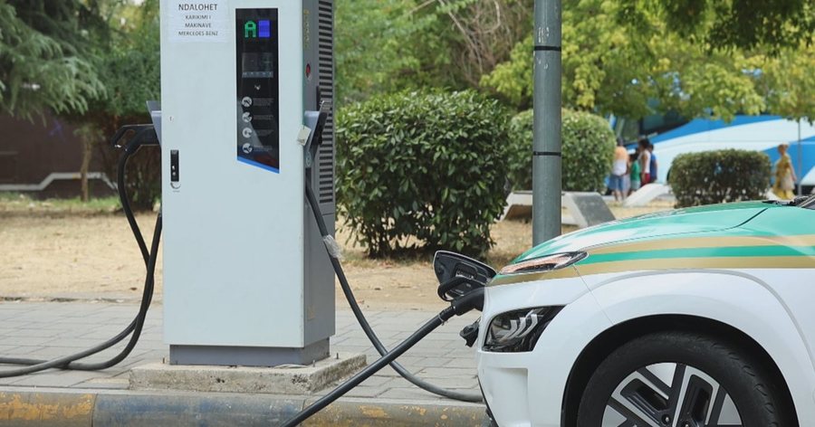 1,665 mjete elektrike hyn në vend në 5 muajt e parë të 2025 900 0 1749657385x1200 630 1724078037xkr makinat elektrike frame 121 399 258