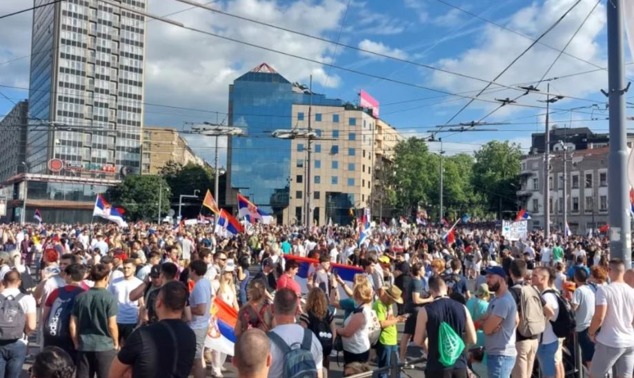 Vuçiç nuk ka qetësi, sërish protesta në Beograd Capture 11
