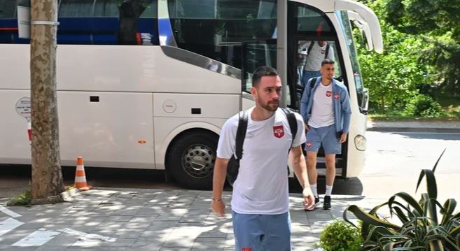 Lojtarët serbë futen në hotel nën masa të rrepta sigurie, Federata: Fluturim i këndshëm për në Tiranë Capture