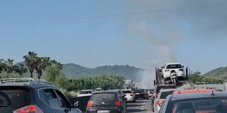 U përplas me disa automjete, makina merr flakë në autostradën Tiranëaa-Durrës IMG 1698