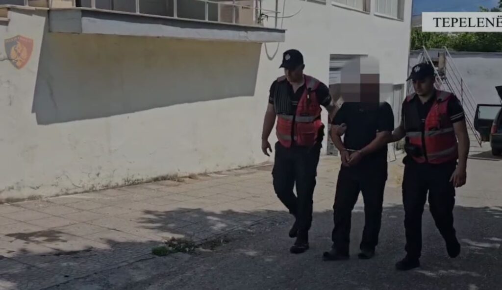 Kultivuan kanabis pranë banesës, arrestohen babë e bir në Tepelenë telepene polcia