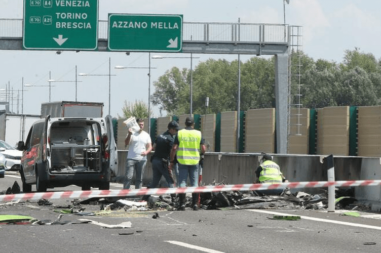 Avioni rrëzohet në autostradë dhe shpërthen në flakë 1 0 500 1753279380xscreenshot 49 929