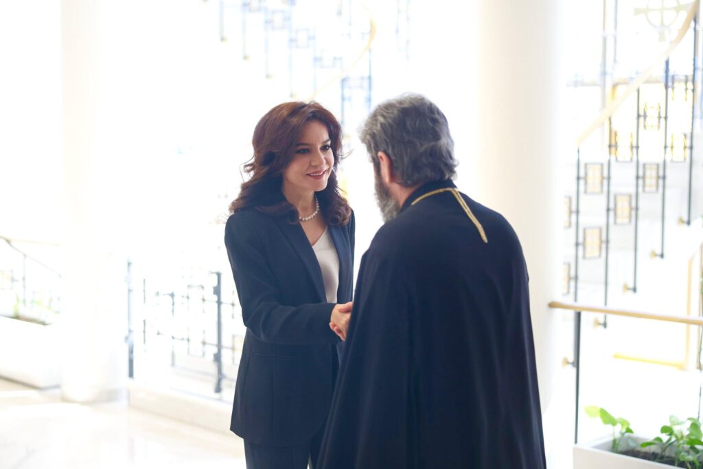 FOTO/ Spiropali takim me kryepeshkopin Joan Pelushi: Frymëzim për të fuqizuar përmasën shpirtërore në punët e detyrat tona 3 514747428 1286594169499681 748204276612584248 n