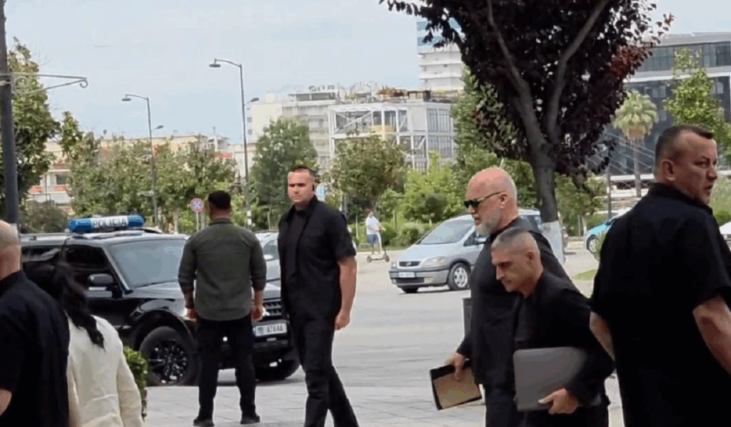 Rama mbërrin në Bashkinë e Fierit, takim me zyrtarët lokalë për lirimin e hapësirave publike edi rama