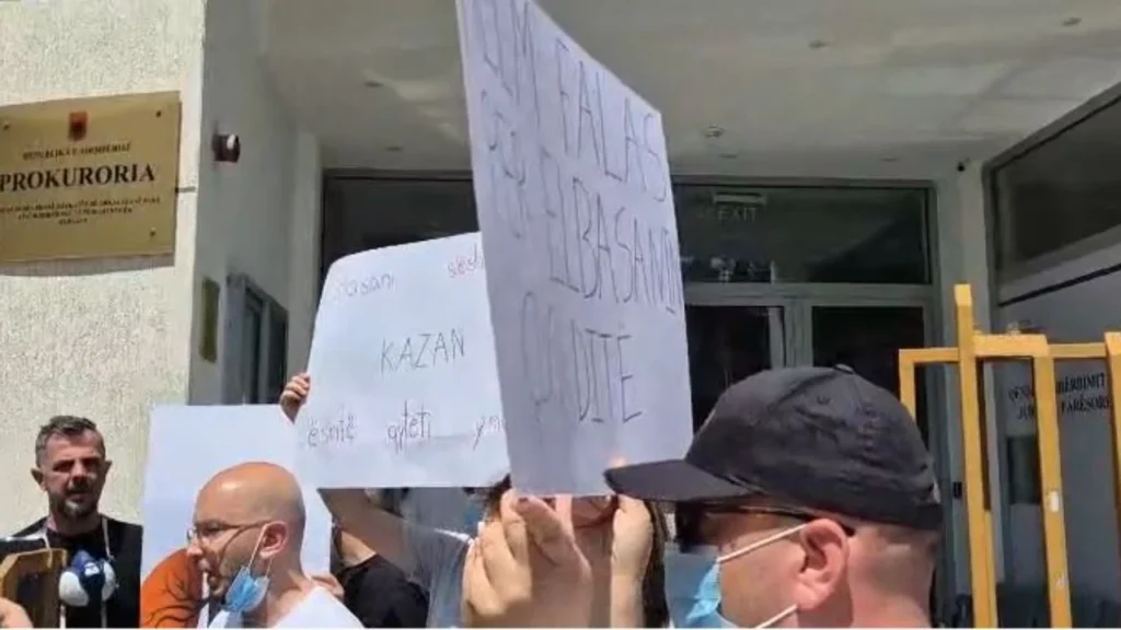Zjarri në Elbasan, protestë para Prokurorisë ffff sd 1