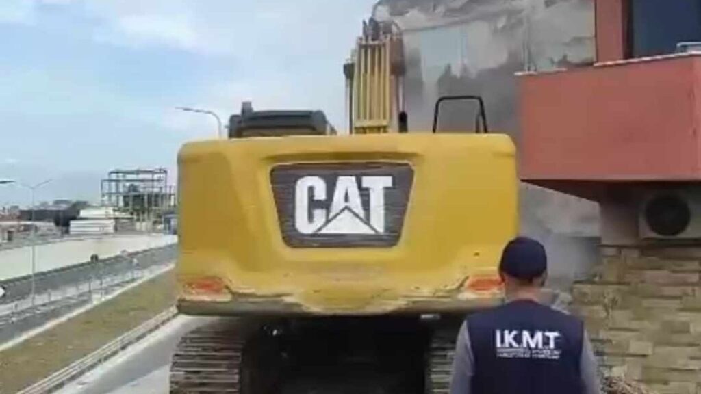 Inspektorë dhe fadromat e IKMT drejt Thethit pë prishjen e 11 ndërtimeve pa leje i sd