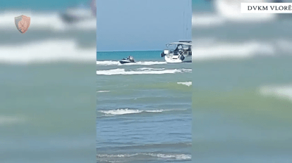 Policia shpëton dy turistë gjermanë të bllokuar me velierë në grykëderdhjen e Semanit IMG 2580