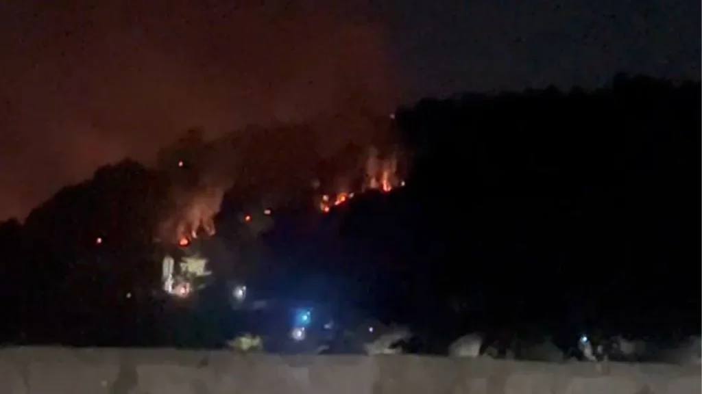 Zjarri jashtë kontrollit në Poliçan, flakët i afrohen spitalit të qytetit IMG 2650