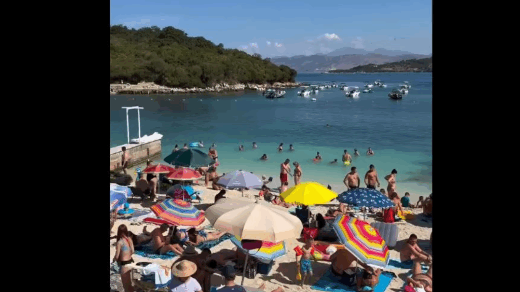 Rama ndan pamje nga plazhi publik në Ksamil Screenshot 2025 08 07 081153