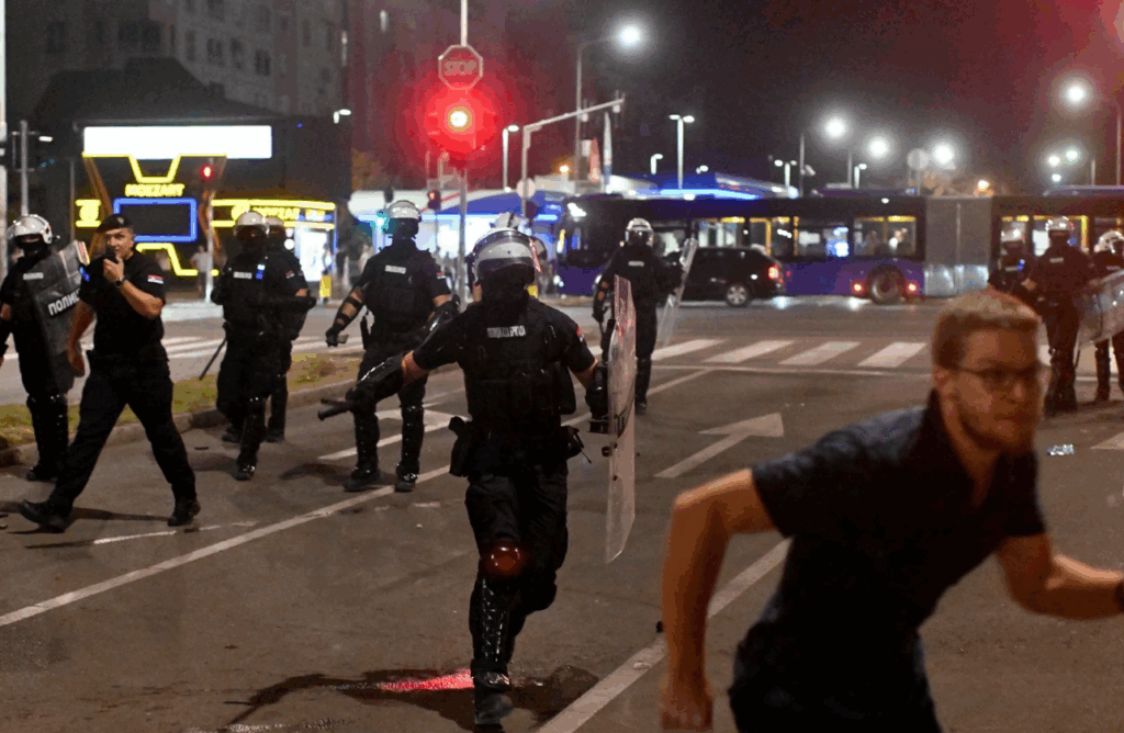 ”Banditë dhe vrasës”, dhunë në protestë kundër qeverisë serbe Screenshot 2025 08 14 150825