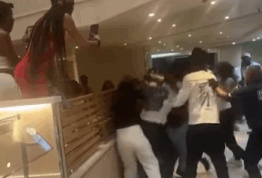 VIDEO/ Sherr në një anije turistike për mish pule Screenshot 2025 08 21 164734
