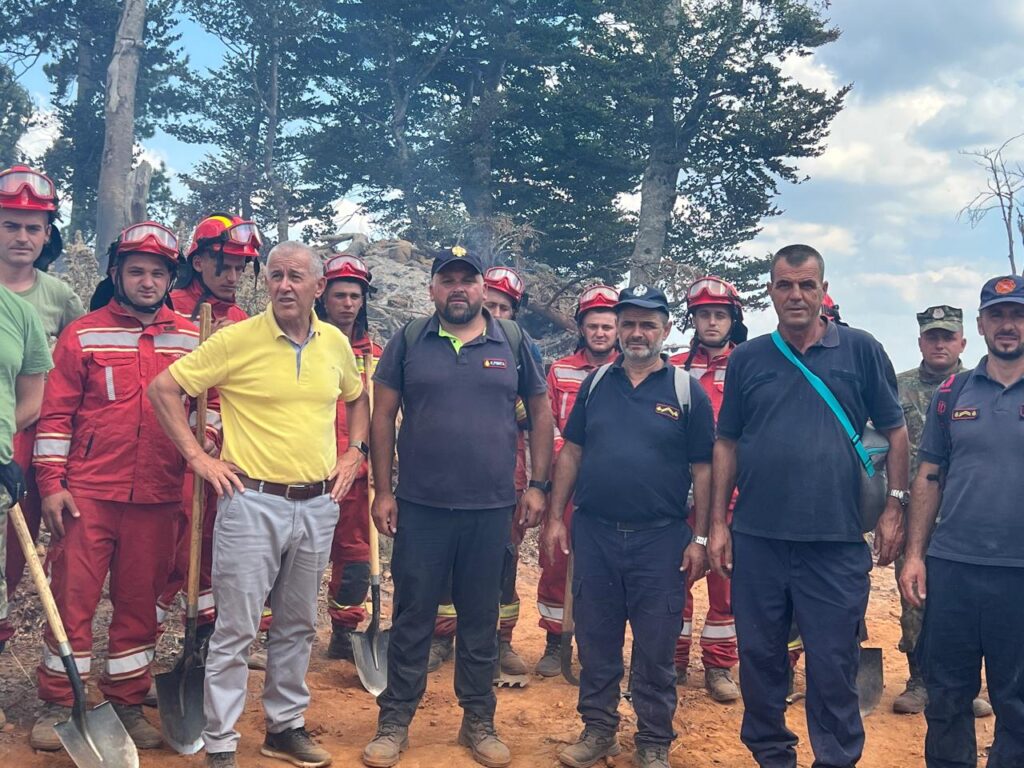 Prefekti i Qarkut Dibër, Nexhbedin Shehu: 50 zjarrëfikës dhe punonjës janë në terren për të shuar zjarret 1 WhatsApp Image 2025 08 13 at 19.52.14 1