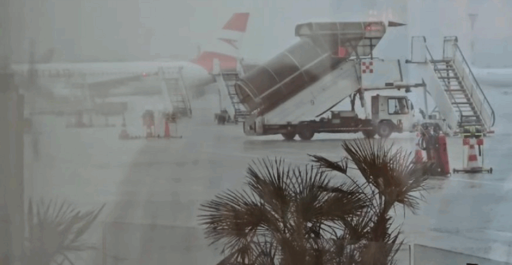 Stuhia ndërpret përkohësisht fluturimet në aeroportin e Rinasit aeroport