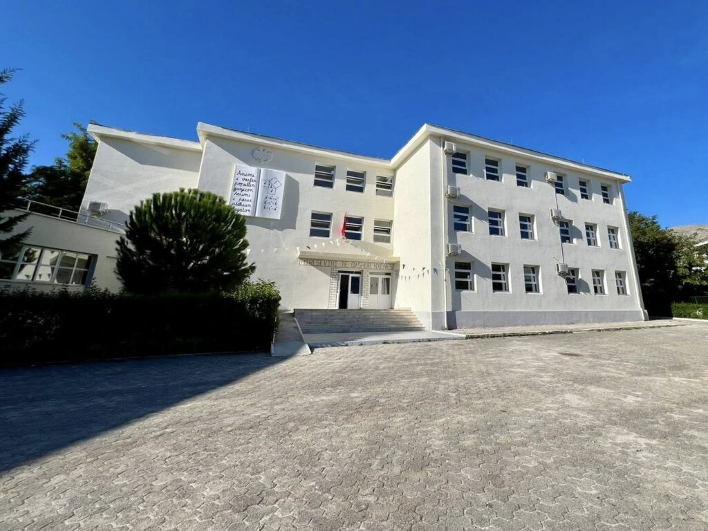 Shkolla e rikonstruktuar e Lazaratit hap dyert për nxënësit, Rama: Hapësirë e denjë për mësim! Kushte moderne 549199848 1341242880704703 8032587017657925451 n