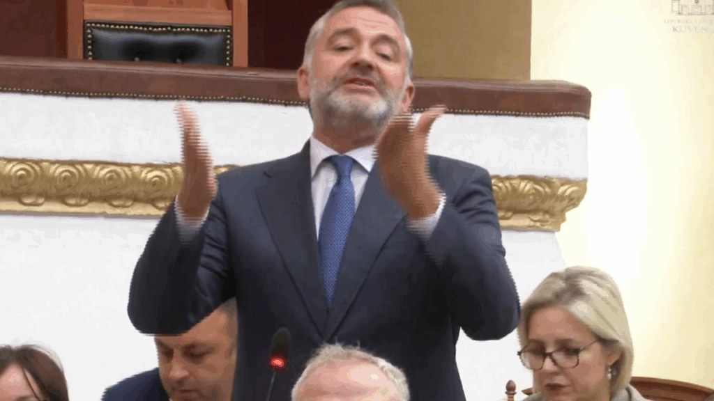Klosi- opozitës: Ju që flisni për Diellën, sa herë nxjerr Berisha qytetarin digjital? IMG 4716