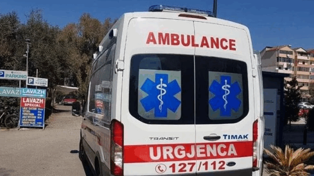 Gruaja plagos burrin në Korçë, e godet me hekur në kokë ambula