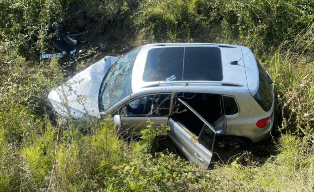 Makina del nga rruga në Lezhë, shoferja dhe pasagjerja nxirren nga zjarrfikësit lezhe