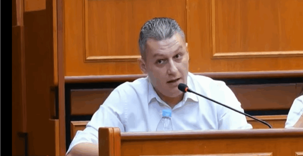 Këshilli Bashkiak i Tiranës/ Ironia e Alfred Muharremit: Ne jemi delet…e qytetarëve muharremi
