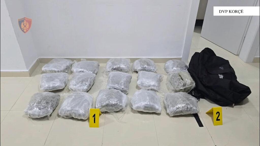 Arrestohet 46-vjeçari në Korçë dhe një tjetër shpallet në kërkim! Do trafikonin 16 kg kanabis në Greqi 68fdda9867cc7Sequence 01.01 44 36 18.Still235